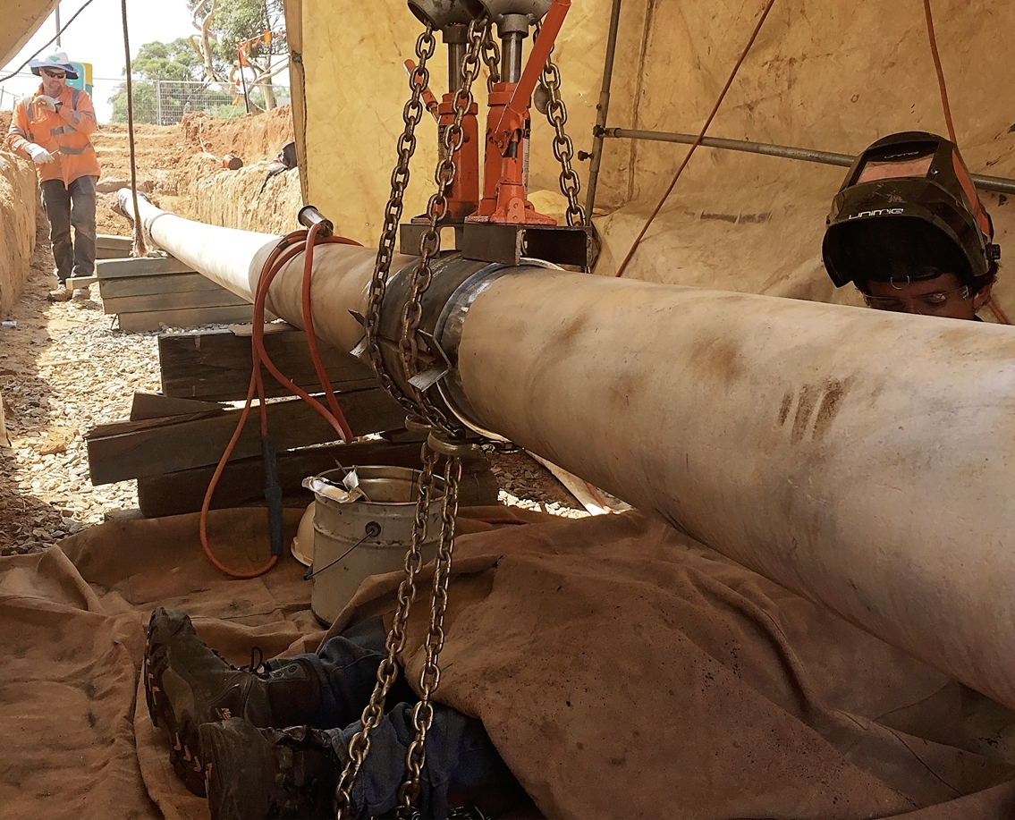 Installing circumferential Type-B sleeve over a girth weld on Viva Energy’s ‘White Oil’ Pipeline
